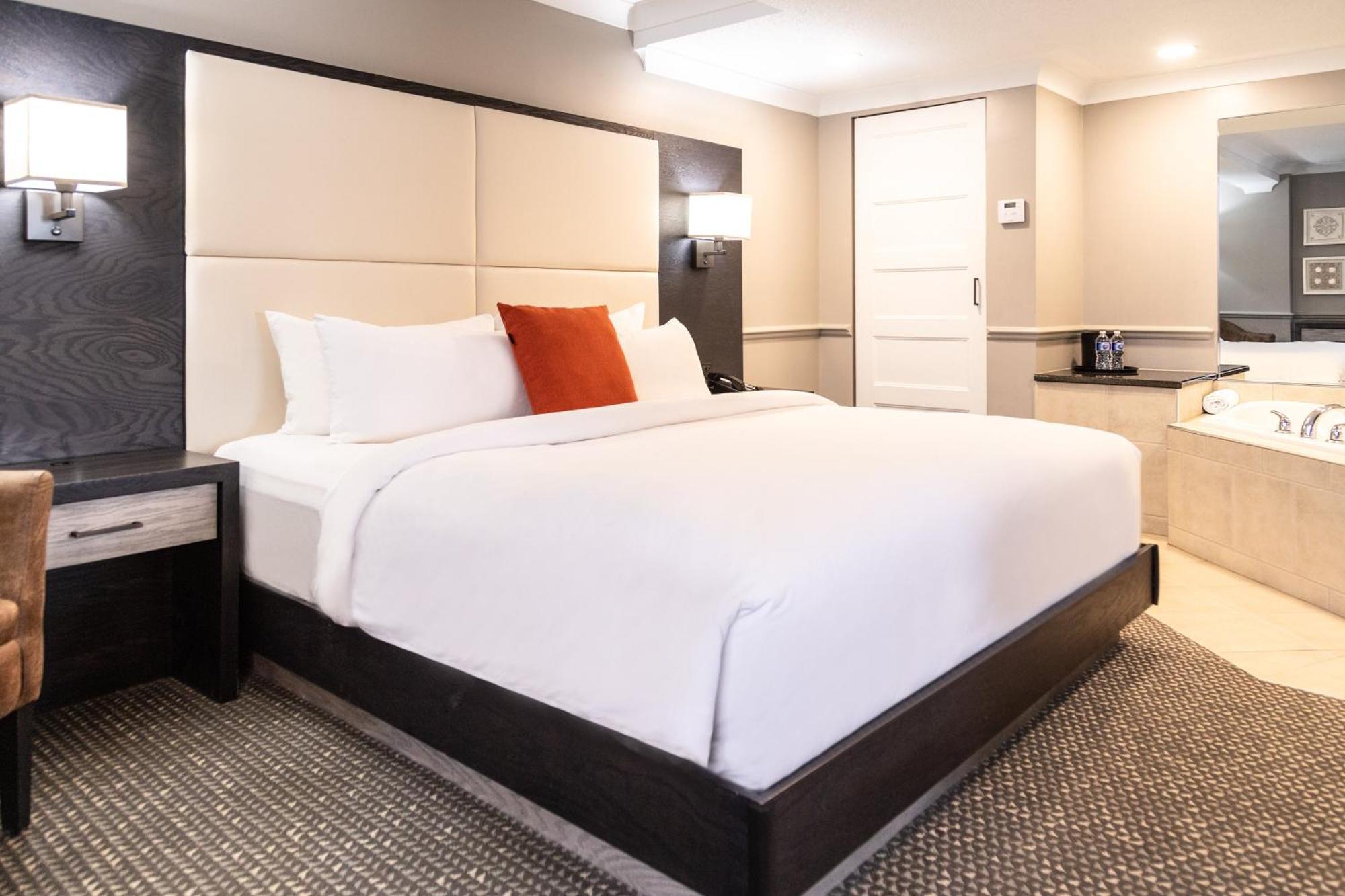 Crowne Plaza Fredericton Lord Beaverbrook By Ihg Exterior photo